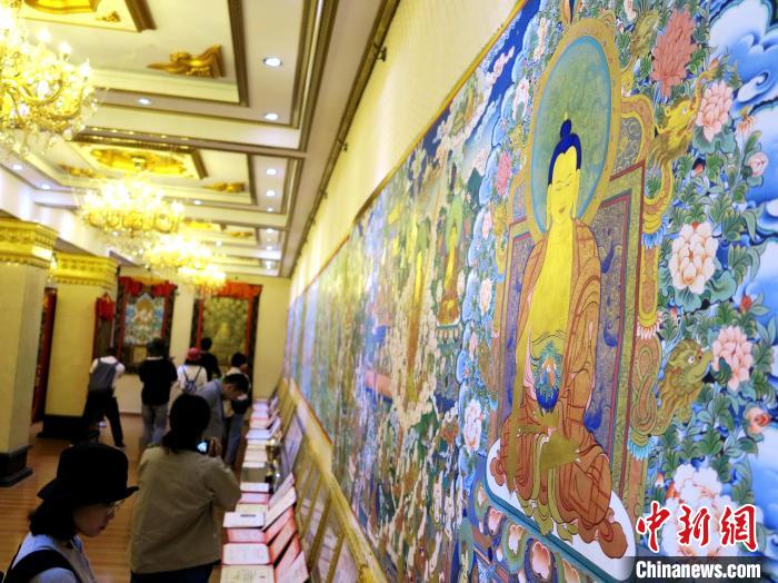 圖為熱貢龍樹畫苑內(nèi)的唐卡?！?zhí)砀?攝