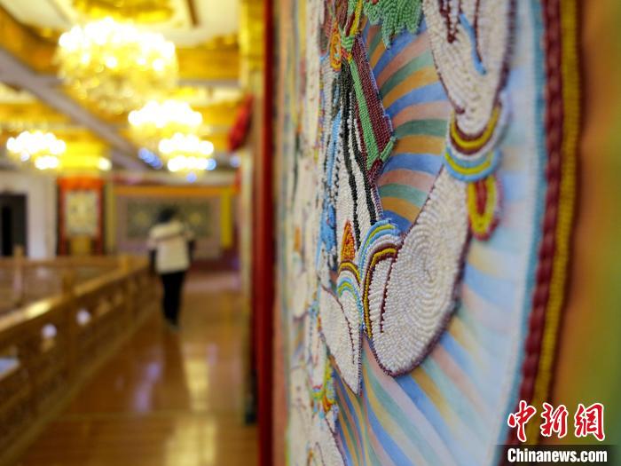 圖為黃南州同仁市熱貢龍樹畫苑內(nèi)的珍珠唐卡。　張?zhí)砀?攝