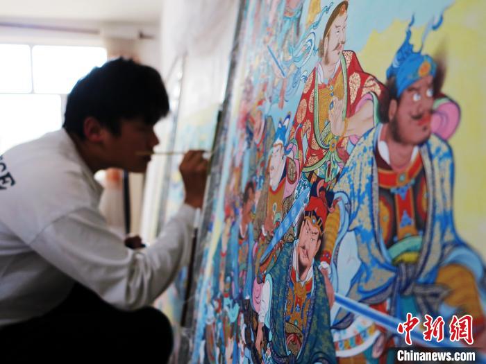 圖為熱貢龍樹畫苑內(nèi)的學(xué)徒繪畫唐卡。　張?zhí)砀?攝