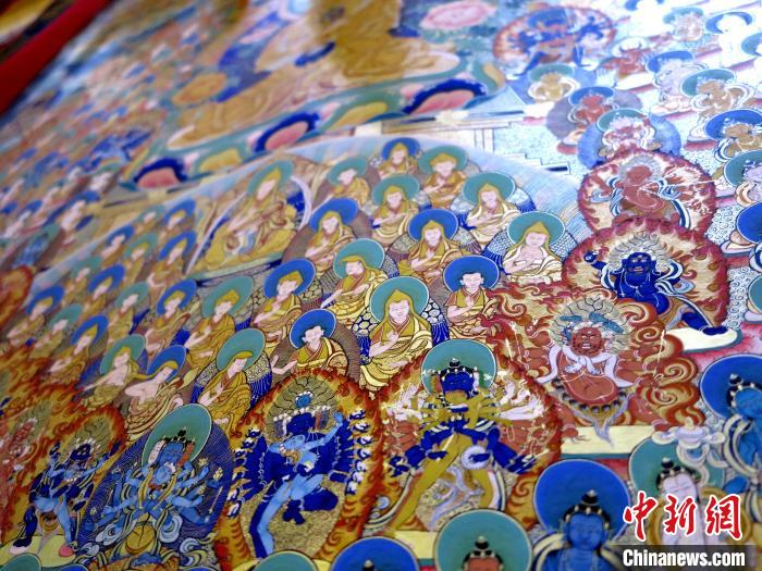 圖為熱貢龍樹畫苑內(nèi)展覽的唐卡局部?！?zhí)砀?攝