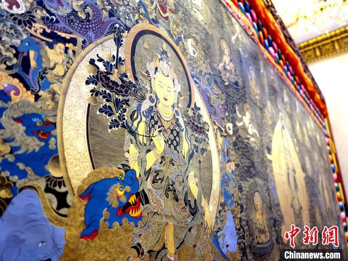 圖為熱貢龍樹畫苑內(nèi)的唐卡?！?zhí)砀?攝