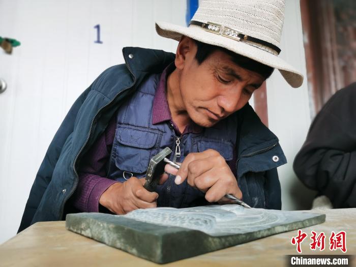 圖為澤庫(kù)縣和日鎮(zhèn)石刻藝人雕刻作品?！?zhí)砀?攝