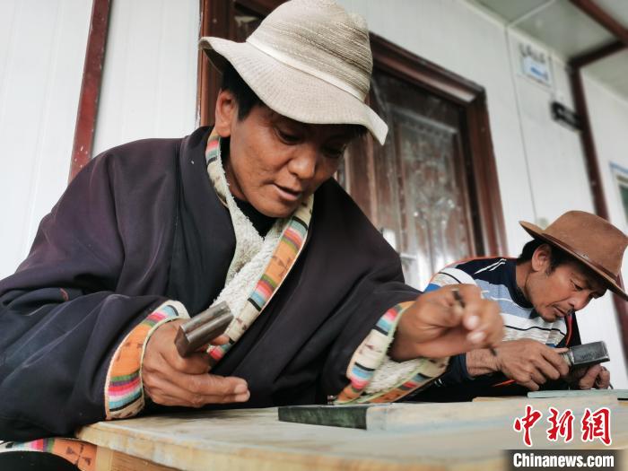 圖為澤庫(kù)縣和日鎮(zhèn)石刻藝人雕刻作品?！?zhí)砀?攝