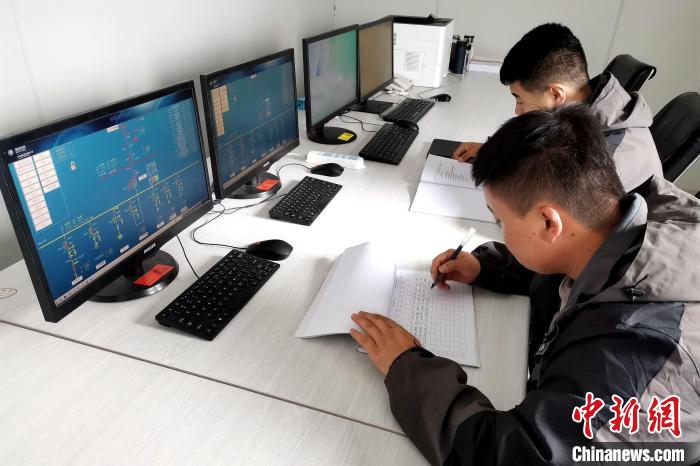 圖為光伏發(fā)電項目升壓站監(jiān)控室?！±铍h 攝