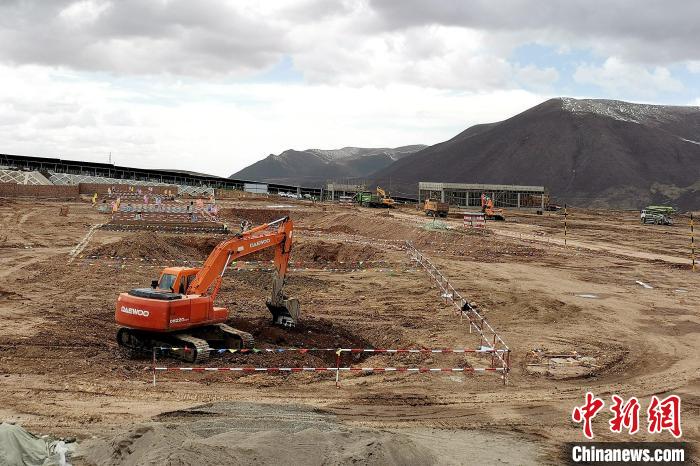 圖為光伏發(fā)電項目施工區(qū)正在抓緊施工?！±铍h 攝