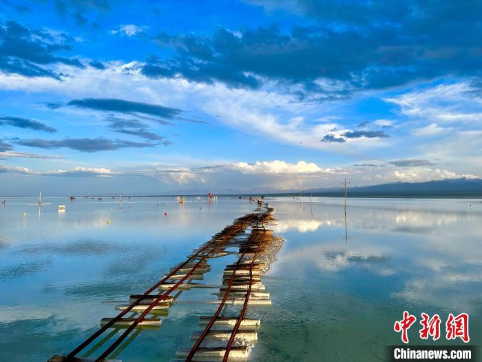 圖為茶卡鹽湖景區(qū)風(fēng)光?！⒀?攝