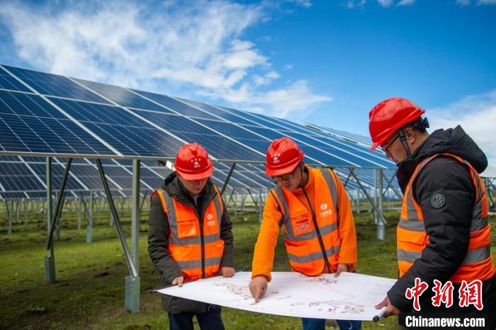 施工技術(shù)人員正在認(rèn)真核查柯拉一期光伏電站相關(guān)設(shè)計(jì)數(shù)據(jù)等。　劉忠俊 攝