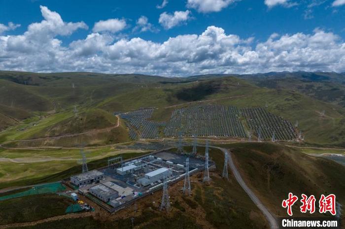 航拍建成投運(yùn)的柯拉一期光伏電站升壓站?！⒅铱?攝