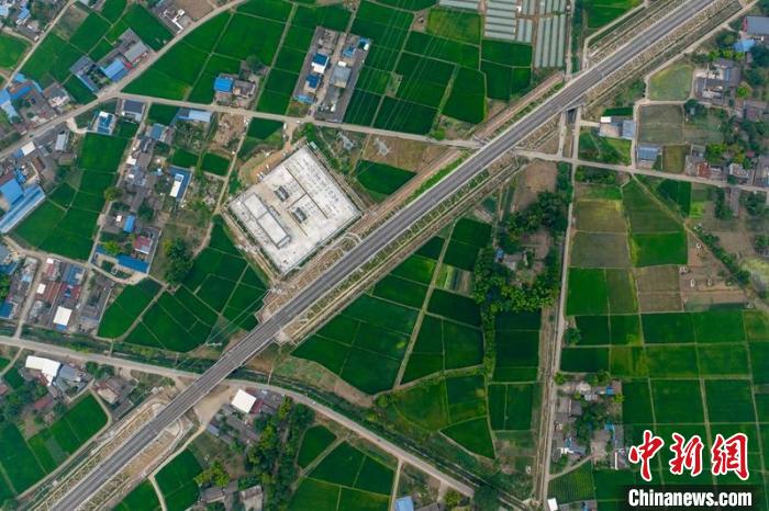 空中俯瞰綿竹牽引變電所和川青鐵路成黃段鐵路線?！⒅铱?攝