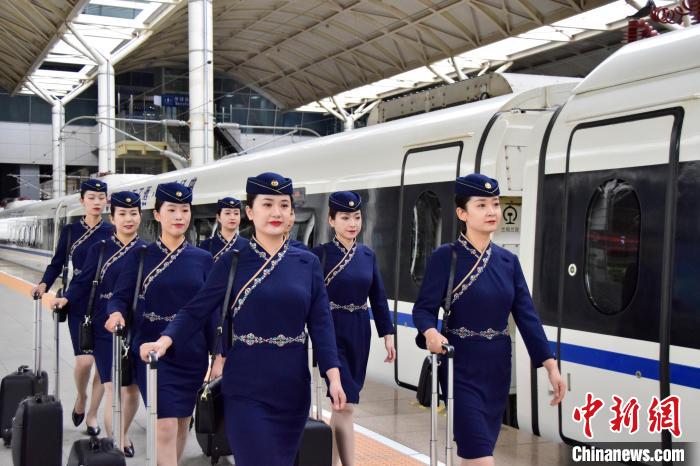 圖為青藏鐵路西格段“復(fù)興號”動車組乘務(wù)員新制服亮相?！|科力加 攝