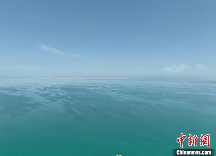 圖為航拍仲夏時節(jié)，青海湖水天一色?！∑钤鲚?攝