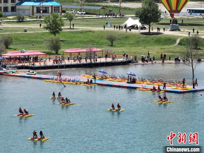 圖為航拍游客青海湖二郎劍景區(qū)體驗娛樂項目?！∑钤鲚?攝