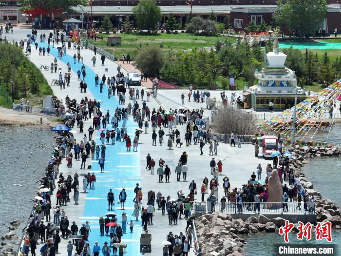 圖為航拍青海湖二郎劍景區(qū)游客眾多?！∑钤鲚?攝