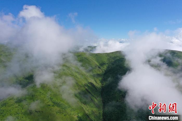 航拍賽來塘鎮(zhèn)山間云霧繚繞。　馬銘言 攝