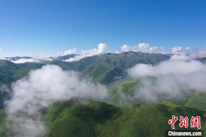 航拍賽來塘鎮(zhèn)山間云霧繚繞。　馬銘言 攝
