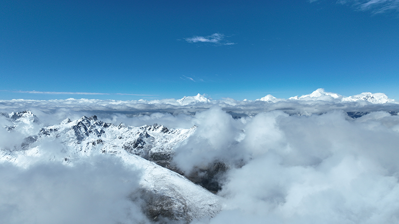 在白馬雪山遙望梅里雪山。德欽縣融媒體中心供圖