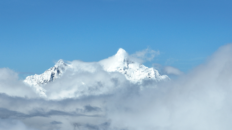 在白馬雪山遙望梅里雪山。德欽縣融媒體中心供圖