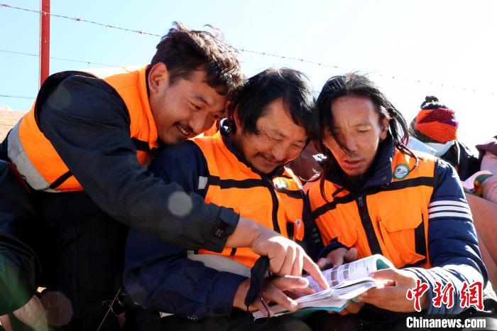 青海首個(gè)國家級(jí)高寒濕地公園管護(hù)員:守護(hù)綠水青山
