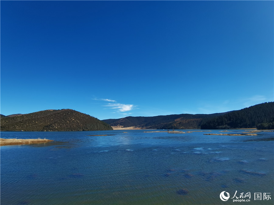 香格里拉國家公園景區(qū)內(nèi)，被譽(yù)為“高原仙子”的屬都湖。人民網(wǎng)記者 杜明明攝