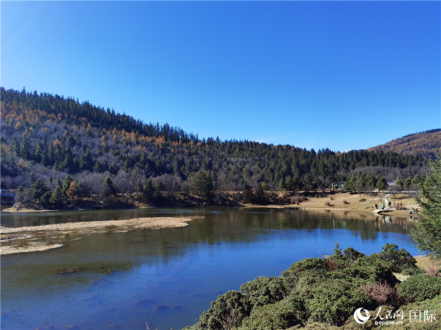香格里拉國家公園景區(qū)內(nèi)，被譽(yù)為“高原仙子”的屬都湖吸引了眾多游客。人民網(wǎng)記者 杜明明攝