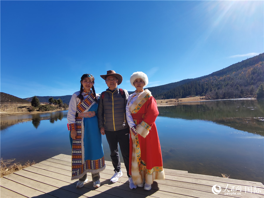來自安徽合肥的一家三口在香格里拉國家公園景區(qū)內(nèi)拍照留念。人民網(wǎng)記者 杜明明攝