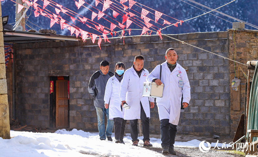 對口幫扶醫(yī)療小分隊行走在雪地里。劉學懿攝