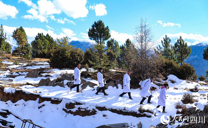 對口幫扶醫(yī)療小分隊行走在雪地里。劉學懿攝