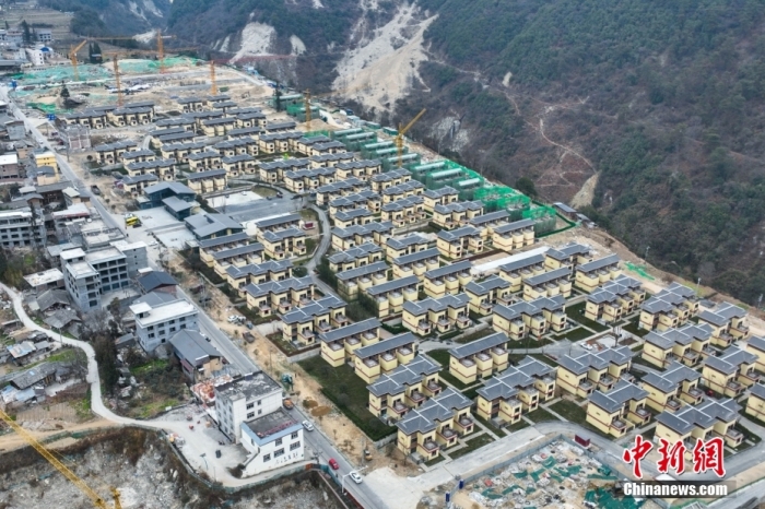 圖為2月1日，瀘定磨西鎮(zhèn)震后重建的安置小區(qū)。(無人機照片)<a target='_blank' href='/'><p  align=