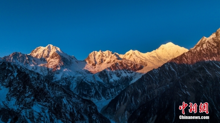 圖為2月1日，清晨陽光照在貢嘎雪山上，出現(xiàn)“日照金山”景觀。(無人機照片)<a target='_blank' href='/'><p  align=