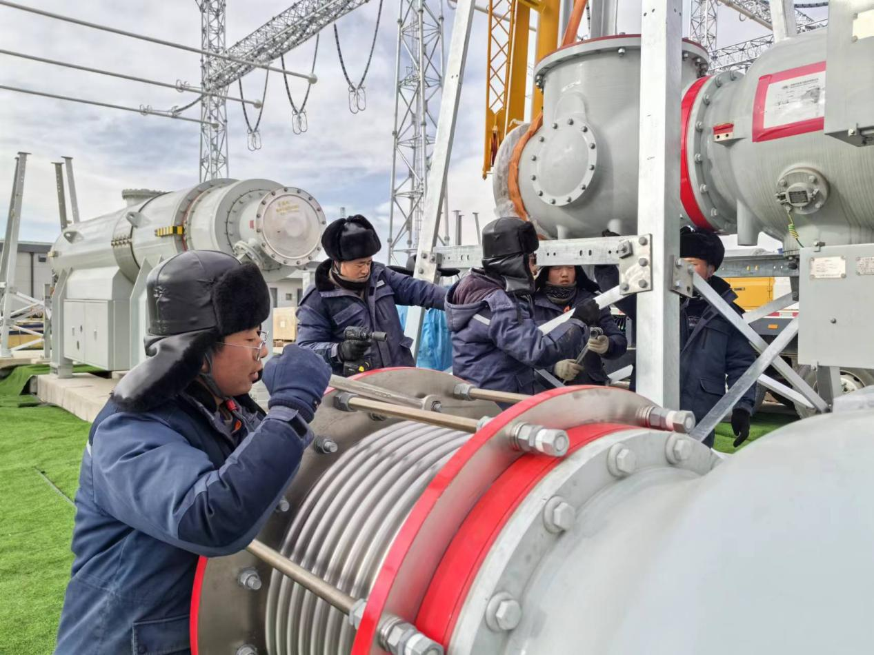 750千伏HGIS單元開(kāi)蓋環(huán)節(jié)。王元明攝