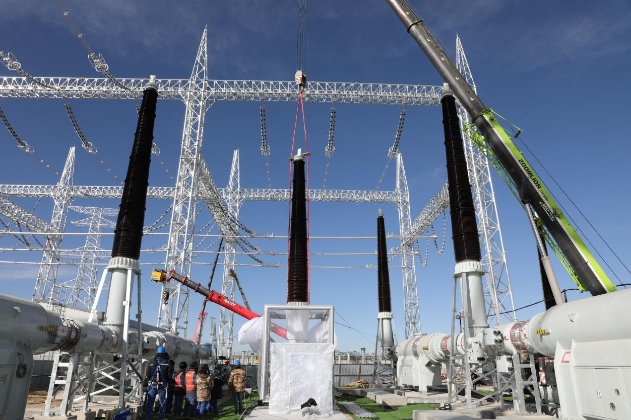 750千伏HGIS套管安裝工作。蒙珝攝