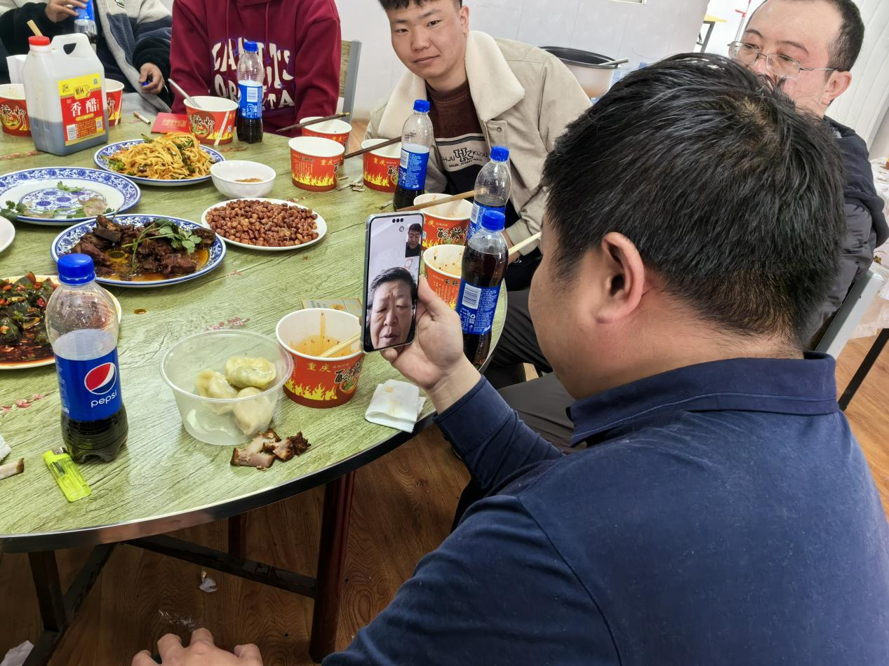 王玉琦與家人視頻。王元明攝