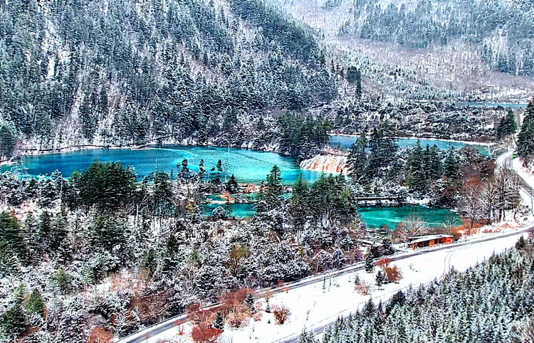 雪景中的海子。九管局供圖