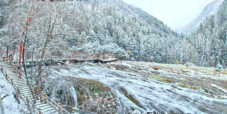 雪景中的珍珠灘瀑布。九管局供圖