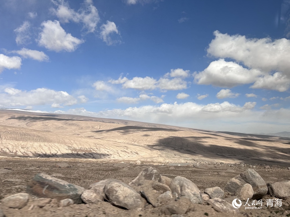 驅(qū)車前往雪山牧場管護站途中。人民網(wǎng) 陳明菊攝