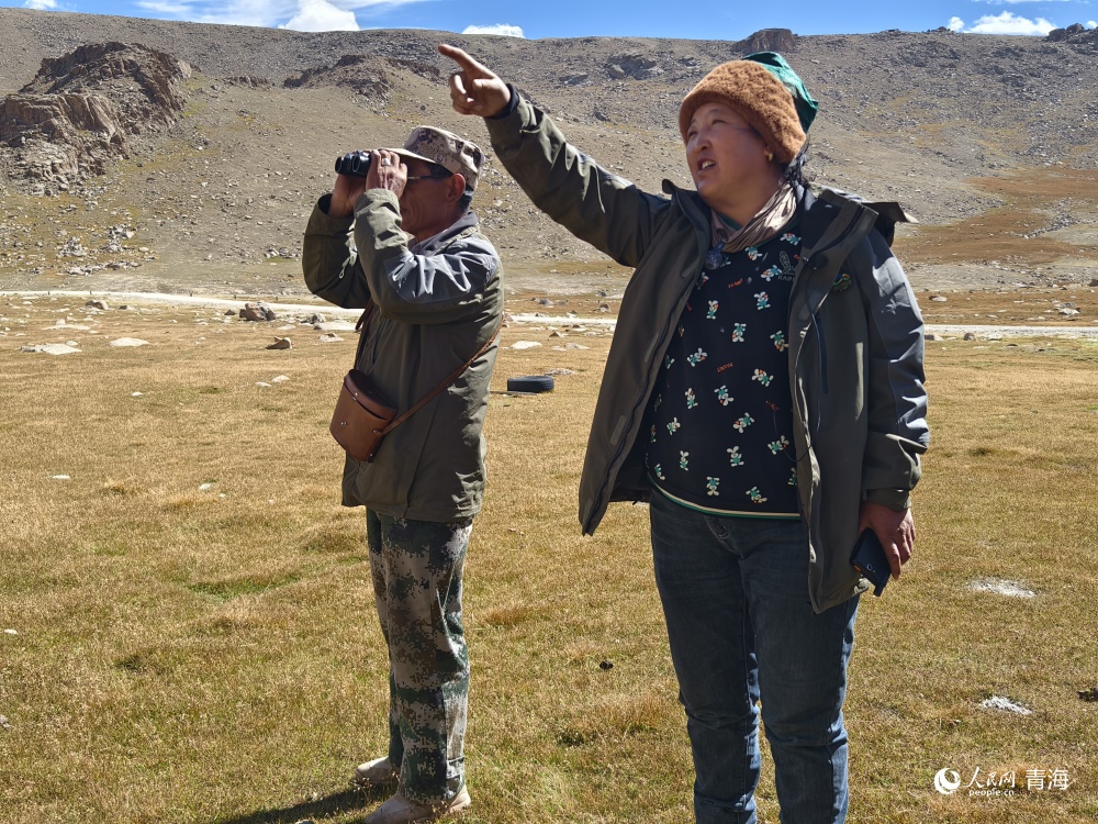 堅守在雪山牧場生態(tài)管護站的吉太本夫婦。人民網(wǎng) 陳明菊攝