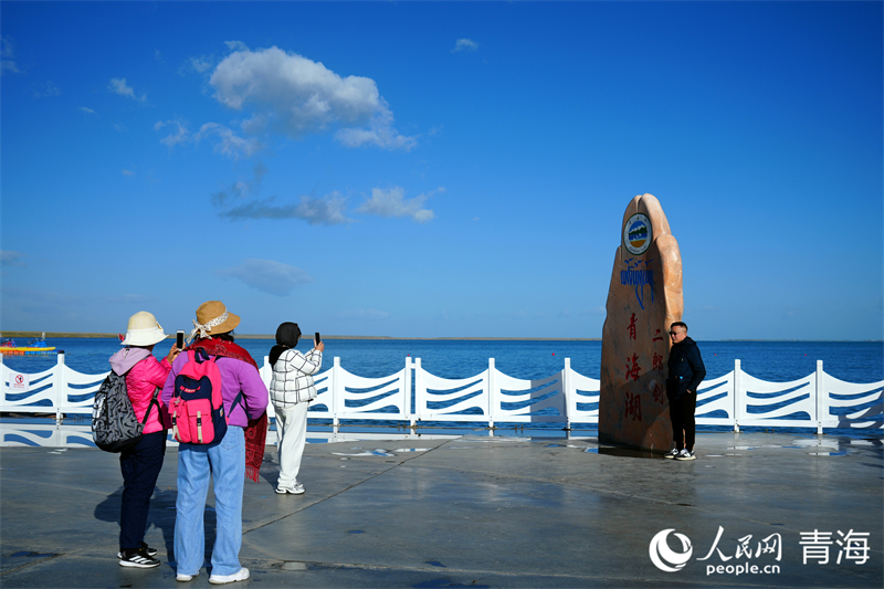 游客在青海湖二郎劍景區(qū)游玩。人民網(wǎng) 況玉攝