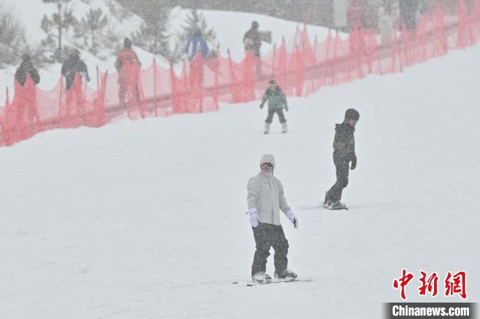 云南迪慶：雪域高原冰雪經(jīng)濟持續(xù)火熱