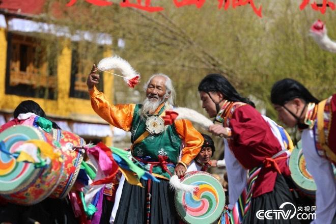 這里的人們，跳著從高原上長出來的久河卓舞，舞動(dòng)人生，一代又一代。