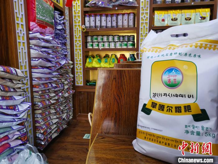 圖為洛桑旦增為自家青稞產(chǎn)品設計的商標與特色包裝?！垈?攝