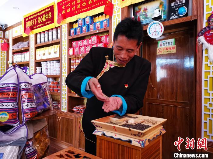 圖為洛桑旦增介紹青稞的功效?！垈?攝