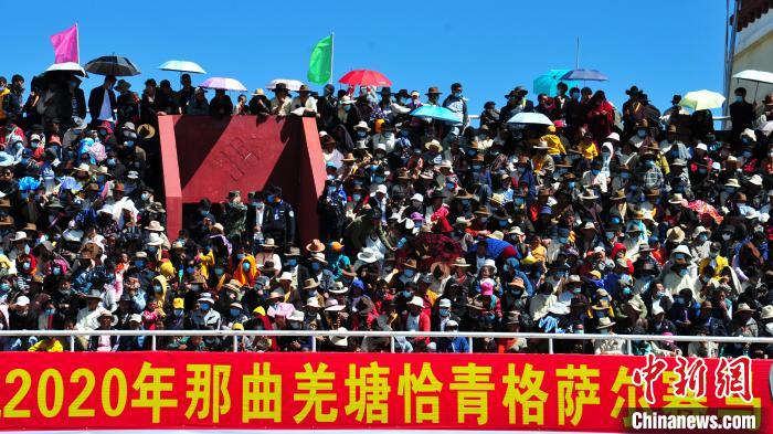 圖為當(dāng)日的比賽吸引了眾多觀眾?！垈?攝