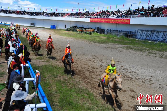 圖為少年騎手騎乘沒有馬鞍的賽馬，靠雙腳夾住馬馳騁在跑道上?！垈?攝
