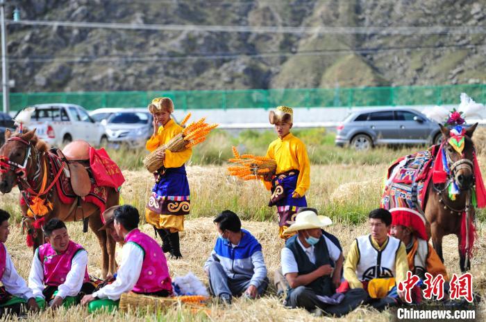 圖為等待登場的農(nóng)牧民演員?！垈?攝