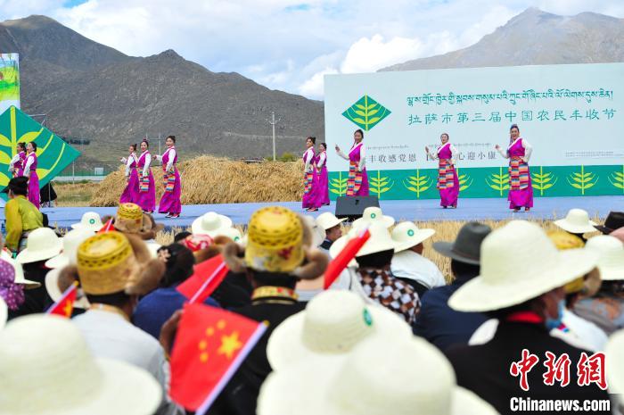 圖為農(nóng)牧民在欣賞文藝表演?！垈?攝