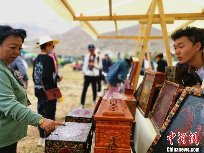 圖為拉薩市民在特色農(nóng)畜產(chǎn)品展示展銷會上選購商品。　張偉 攝