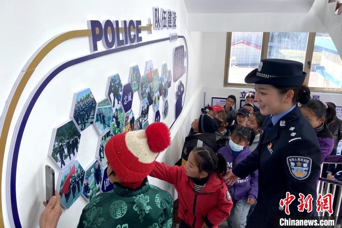 山南邊境管理支隊勒布邊境派出所舉行警營開放日活動，邀請駐地民眾進(jìn)警營，了解民警工作生活?！∏f冀 攝