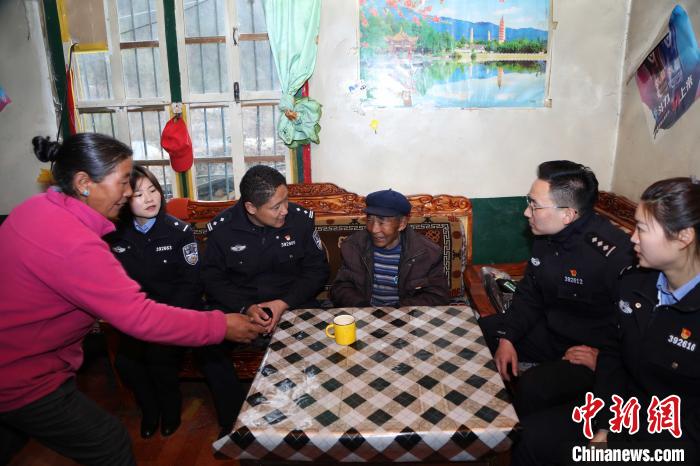 亞東出入境邊防檢查站民警走訪慰問轄區(qū)困難群眾?！堄陱?qiáng) 攝