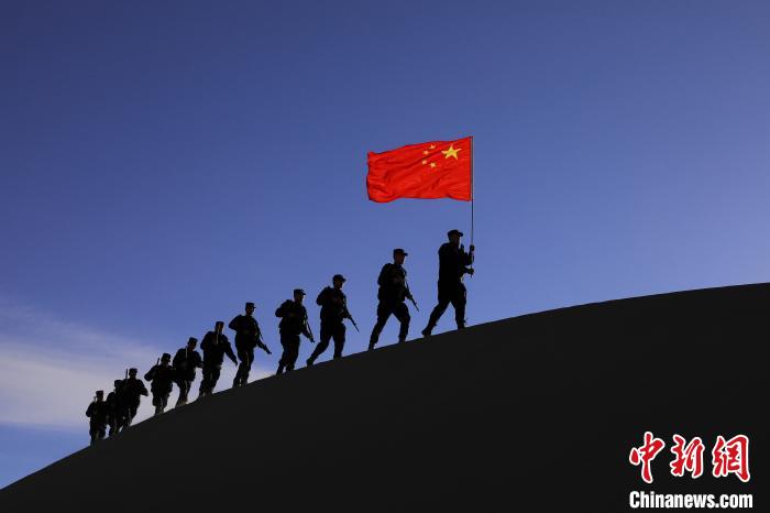 日喀則邊境管理支隊幾腳橋邊境檢查站民警在轄區(qū)開展巡邏工作?！↓埿▲P 攝