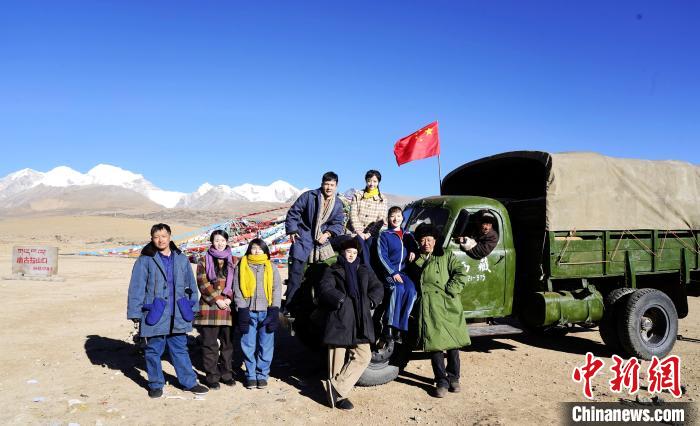 圖為電影《雪域青春》主創(chuàng)團隊在西藏唐古拉山拍攝點。　攝制組供圖 攝